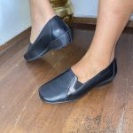 52951 Γυναικείο BOXER μοκασίνι loafer σε μαύρο χρώμα με λάστιχα στις δύο πλευρές.