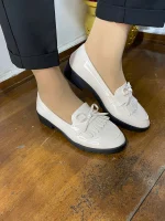 88903 Loafers γυναικείο λουστρίνι σε χρώματα μπεζ και μαύρο - Image 4