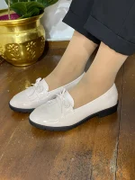 88903 Loafers γυναικείο λουστρίνι σε χρώματα μπεζ και μαύρο - Image 2