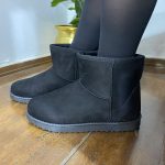 DM992 - Μαύρο μποτάκι με Velvet επένδυση εσωτερικά σε μεγάλα μεγέθη.