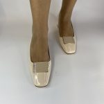 A328 Γοβα σε μπεζ λουσρίν με αγκράφα - Image 2