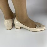 A328 Γοβα σε μπεζ λουσρίν με αγκράφα - Image 5