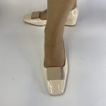 A328 Γοβα σε μπεζ λουσρίν με αγκράφα - Image 4