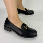 671 Μαύρο Loafer με χρυσή λεπτομέρεια στο πάνω μέρος.