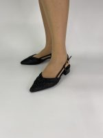 2829 Γυναικείο πέδιλο με χαμηλό, τετράγωνο τακούνι.