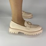 Q5-11 Μπέζ Loafer με χρυσή λεπτομέρεια στο πάνω μέρος.